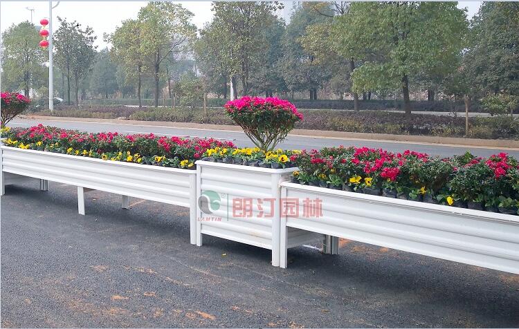 湖南永州道路中央隔离带绿化案例,铝合金长条组合花箱花箱图片