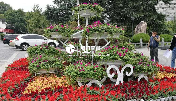 安徽商业广场铁艺花架工程案例-芜湖广场景观绿化种植花器