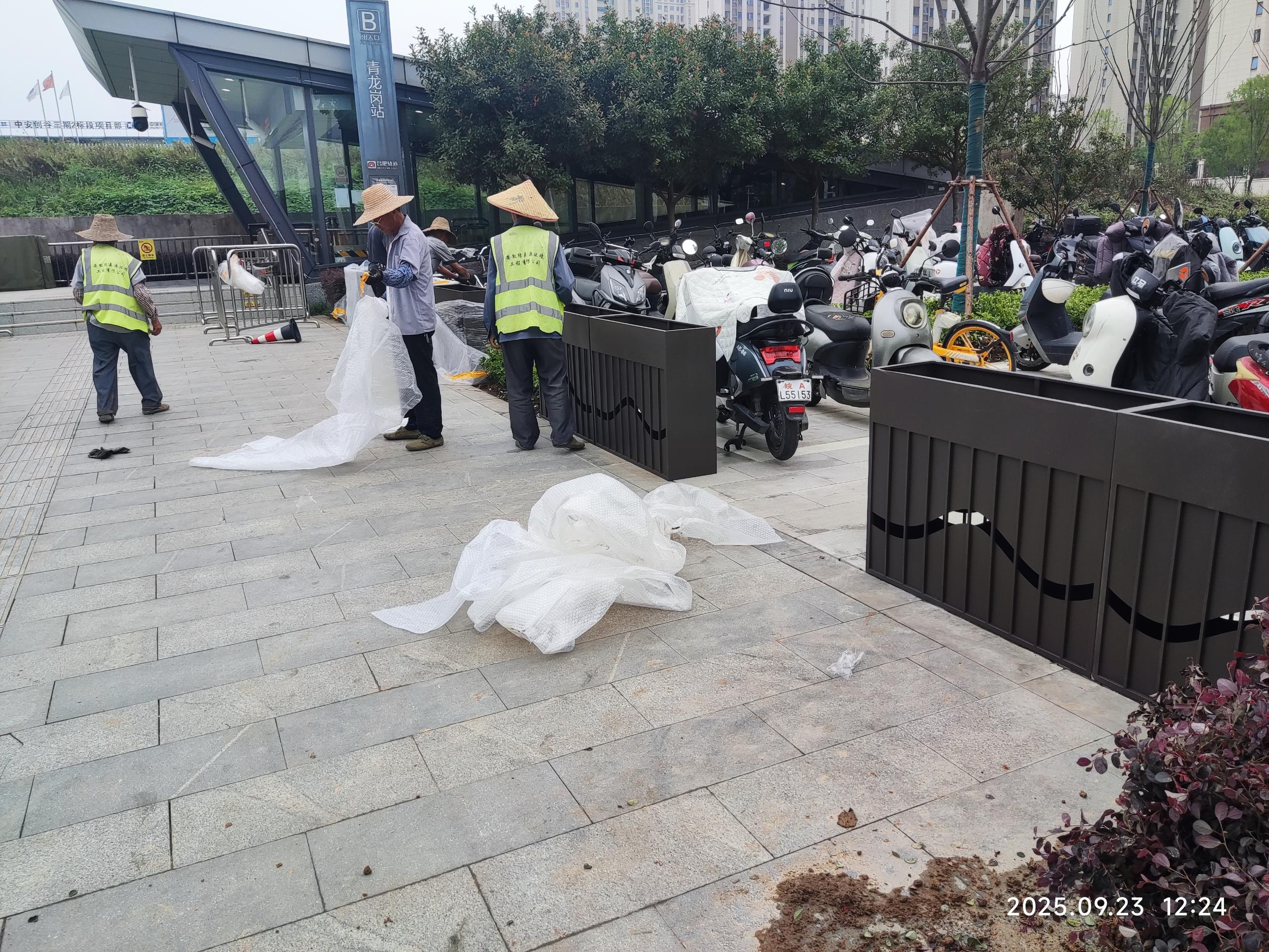 地铁口花箱